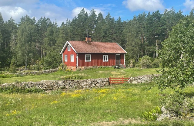 Cozy cottage in the middle of the forest, 500 m to St. Alljungen for bath/fish