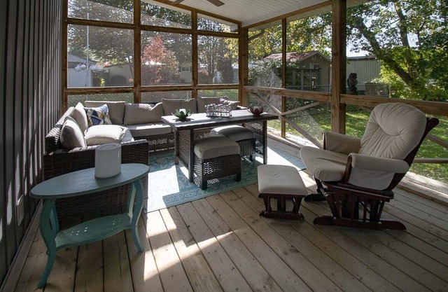 Cozy Cottage in Walking Distance to Beach and Town, A/C, Screened Porch