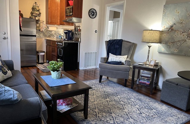 Cozy Cottage King Bed Fenced Pet Yard 5Min Walk to Old Roseville