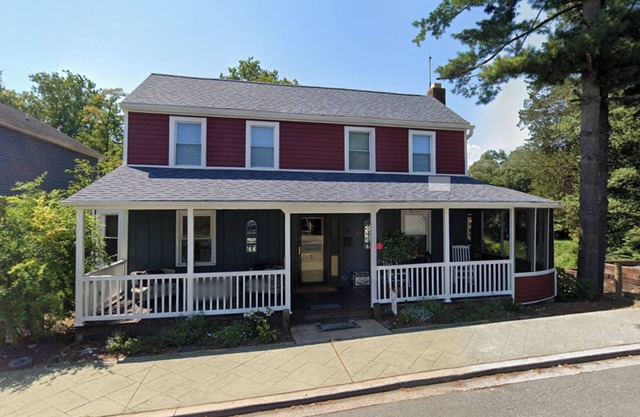 Cozy Cottage on the North East River in Town!