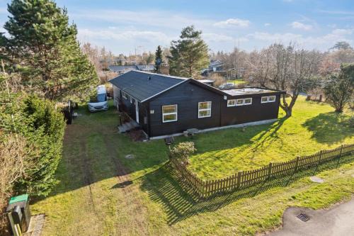 Cozy Cottage Only 500 M From The Sea