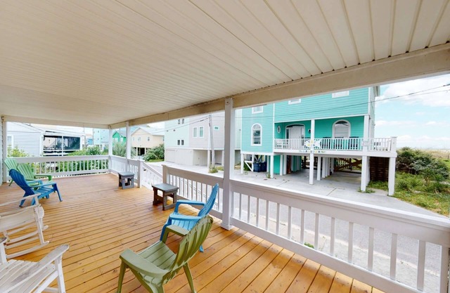 Cozy Cottage Vibes! Beachside, Huge Porch, Walk to Restaurants, Dogs Welcome