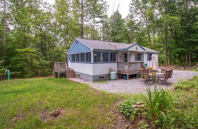 Cozy cottage with AC in charming Alton NH. Near Lake and plenty of attractions.