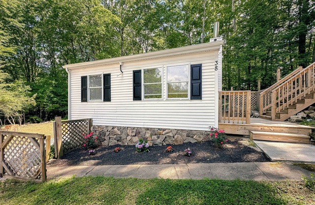 Cozy cottage with AC and lake access in charming Connecticut suburb.