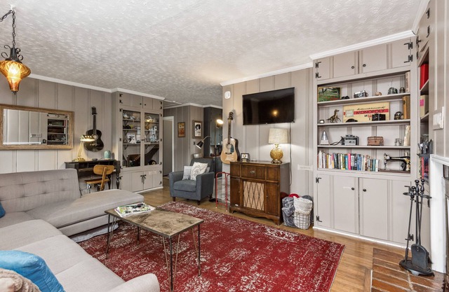 COZY COTTAGE with thoughtful touches close to the AIRPORT, DOWNTOWN, & OPRY