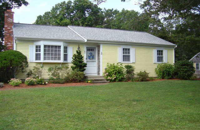 Cozy cottage within a 2 minute walk to private beach