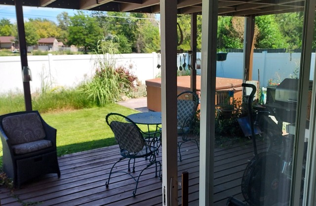 Cozy country 3 bedroom 2 full baths fenced back yard animals welcome