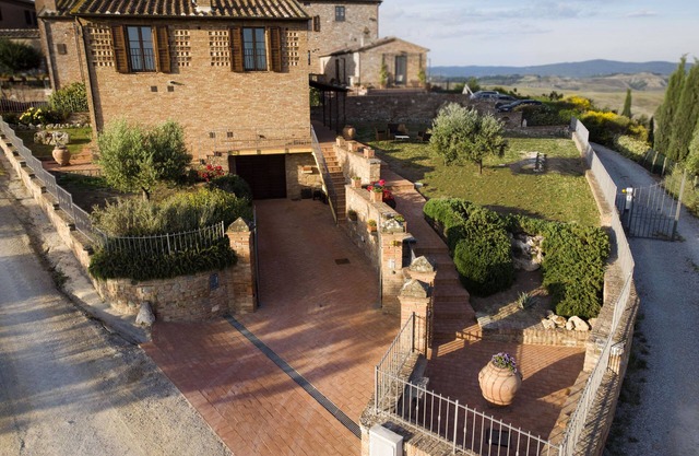 Cozy country villa nestled in the hills of Crete Senesi
