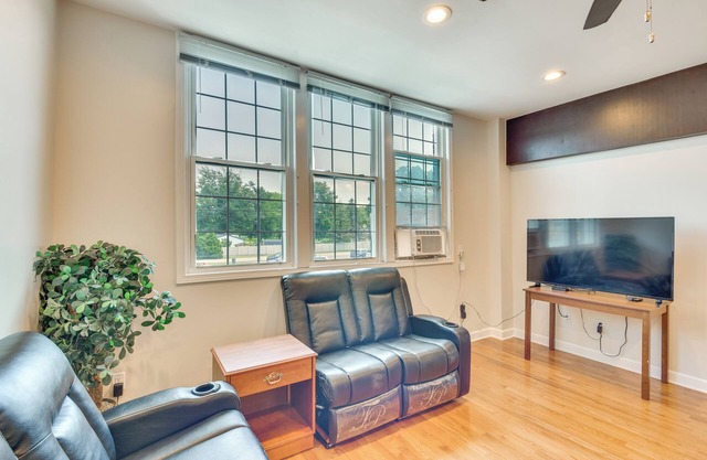 Cozy Couples’ Getaway < 2 Mi to Lake Michigan!
