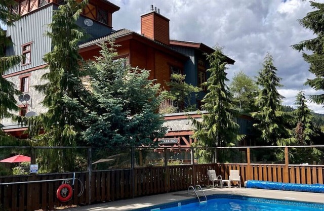 Cozy Creek Den - Studio w Hot Tub & Pool