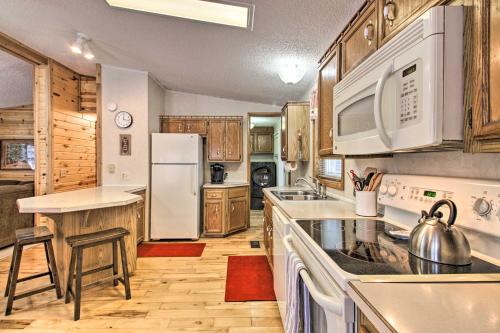 Cozy Crosby Cabin Near Serpent Lake and Main St