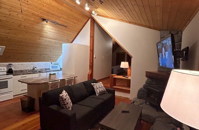 Cozy Detached Private 1 BR Carriage House in Comox