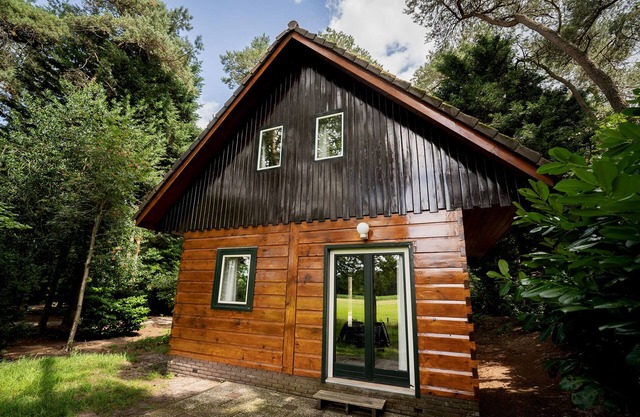 Cozy detached vacation home on meadow with private parking