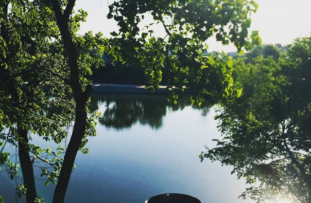 Cozy Downtown Condo on the River! Walk to Broadway and Germantown!