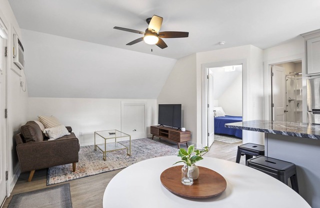 Cozy Downtown Loft for Two + Pets, Walk to Main St