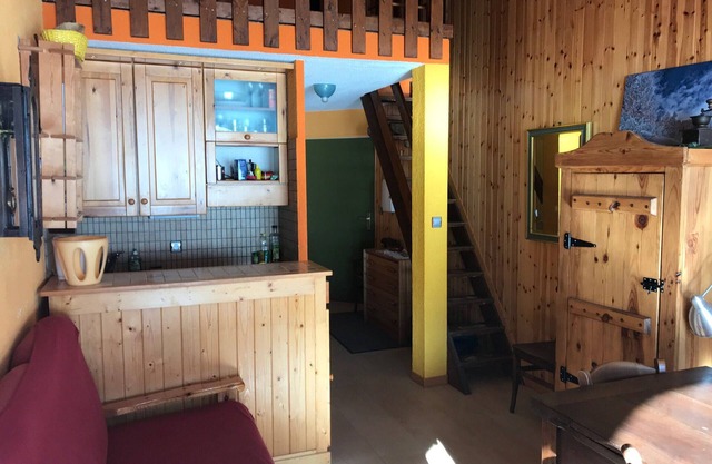Cozy duplex for 6, ski-in/ski-out, balcony, pets allowed