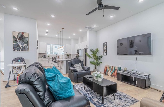 Cozy Duplex Mins to DT/MCTR, free wi-fi/Parking