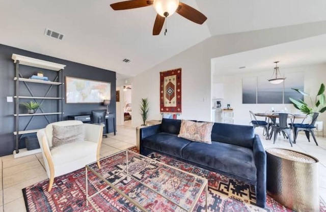 Cozy Eclectic w/California King near Domain & DT