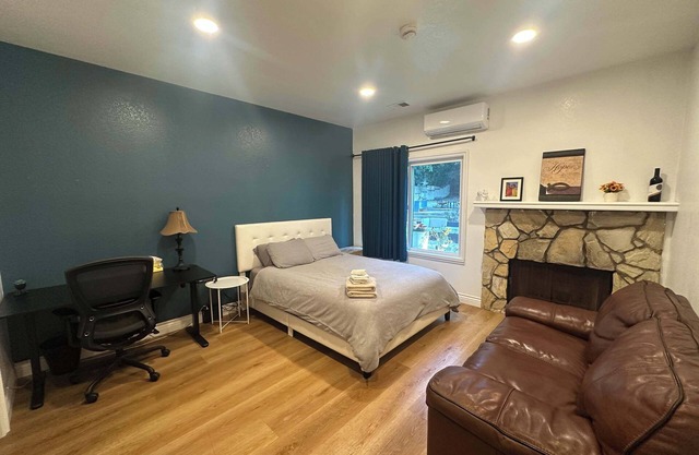 Cozy Elegant Home 102 · A Stylish & Peaceful Retreat for Refined Solo Living
