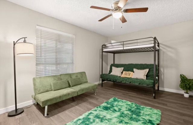 Cozy Emerald Hideaway - Pet Friendly