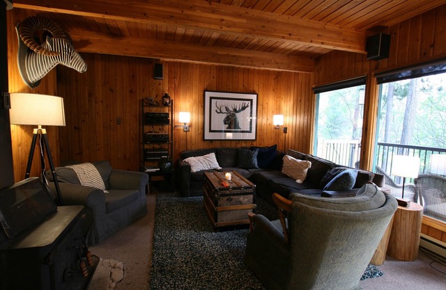 Cozy Family Cabin in Panorama Mountain Retreat