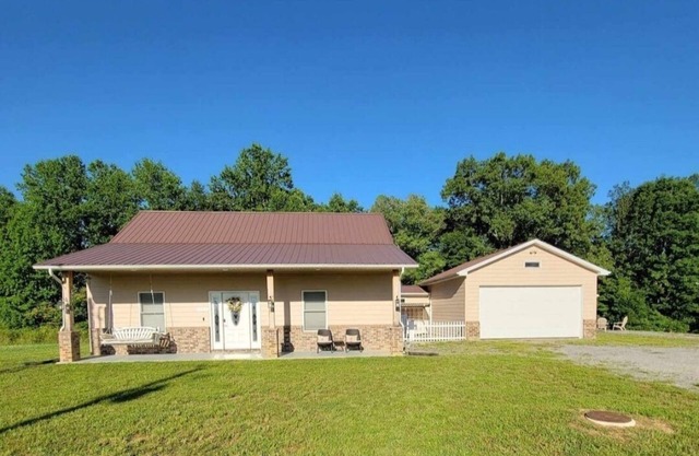 Cozy Family Fishing Cabin, with Sauna, Near Lake 1/2mile beautiful walk/view!
