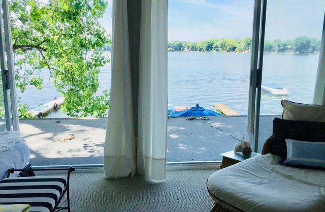 cozy family friendly lake home near Ann Arbor
