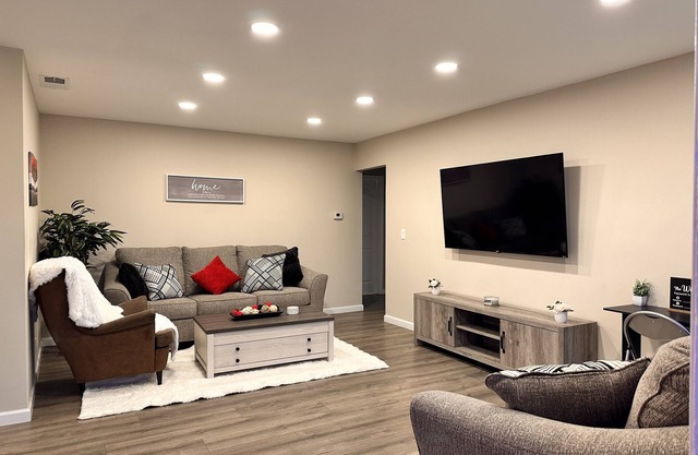 Cozy Family Home | Private yard - Pets Welcome.