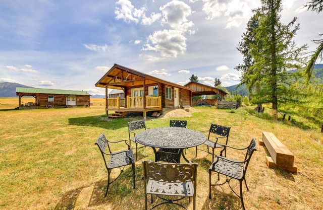 Cozy Farm Cabin - 9 Mi to Trout Creek!