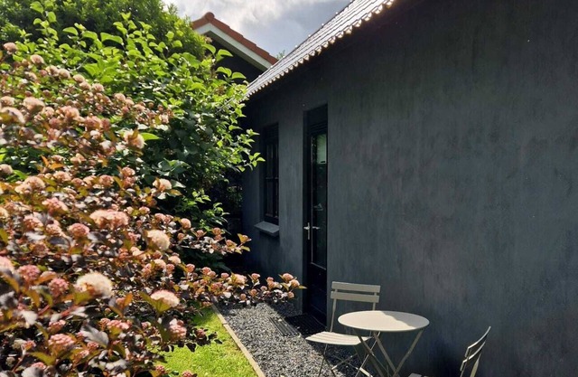 Cozy, fine guest house with 2 private bathrooms. Luxury kitchen available.