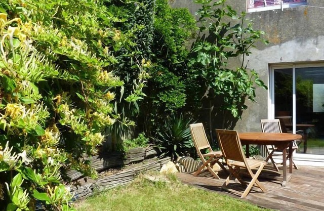 Cozy fisherman's cottage with sea views in the heart of the village of Kerner