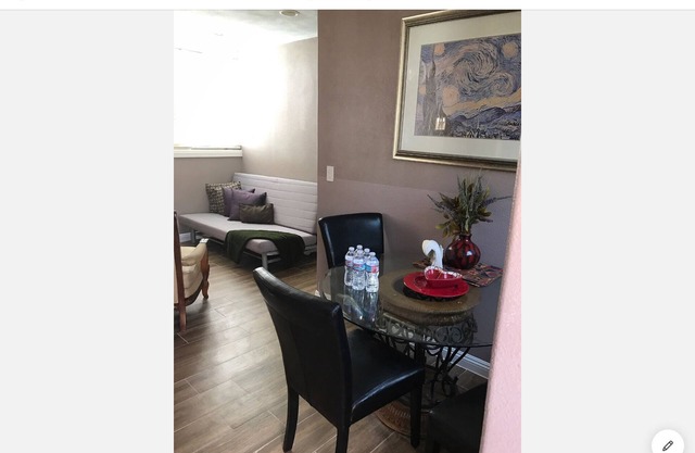 Cozy full size 2 bedroom 1 bath Guest house