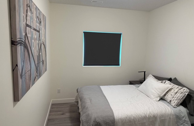 Cozy Fully Furnished 2-Bedroom Suite with Wifi, Parking and private entrance.