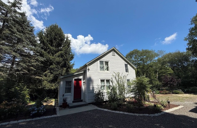 Cozy, fully renovated 2BR home with a barn in peaceful Weston, CT for relaxation