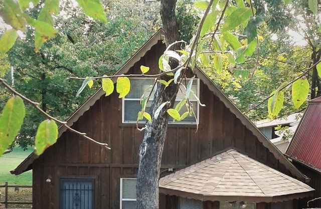 Cozy Garden Cabin patio, pool, pets just two blocks to the lake and fishing dock
