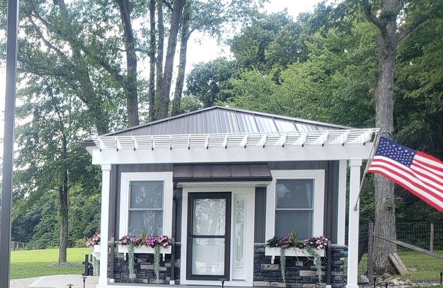 Cozy Garden cottage on 15 acres is perfect executive rental or couples retreat.