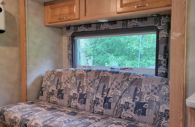 Cozy getaway only 1 hr from Toronto, on a small private lake.