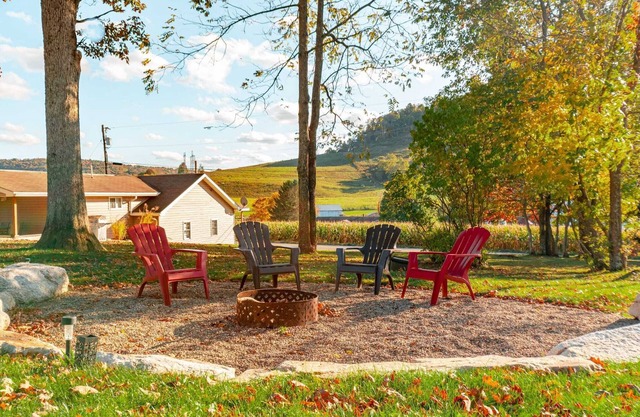 Cozy Getaway w/Theater and Hot Tub