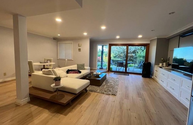 Cozy Guest House / close to cypress mountain