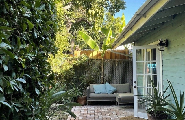 Cozy guest house bungalow w/lush outdoor garden in heart of W. Hollywood w/AC