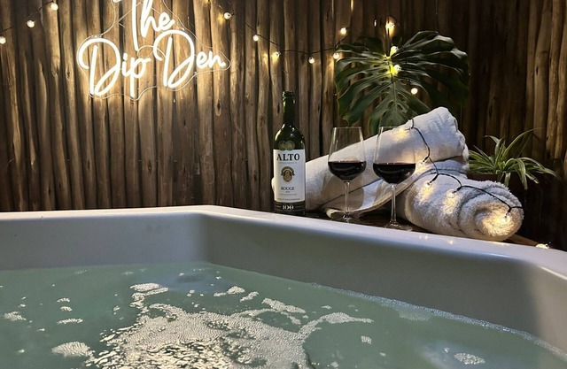 Cozy guest suite w/fireplace & hot tub (jacuzzi)