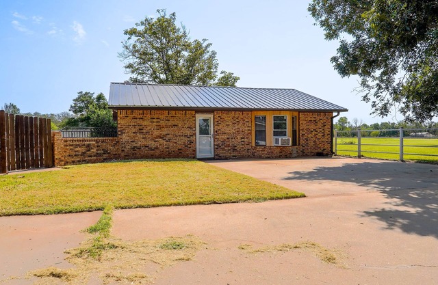 Cozy Guesthouse Retreat with Private Yard, Horse & Pet Friendly 1bedroom, 1bath