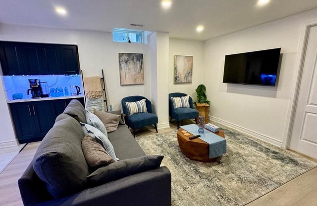 Cozy Hidden Gem, Stylish 2BR with Sofa Bed