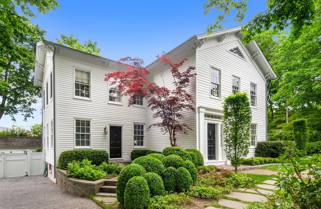 Cozy Historical Sag Harbor Village Home - 5 min walk to town, working fireplaces