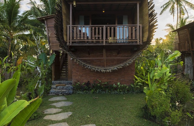 Cozy Holiday with Stylish Bee House