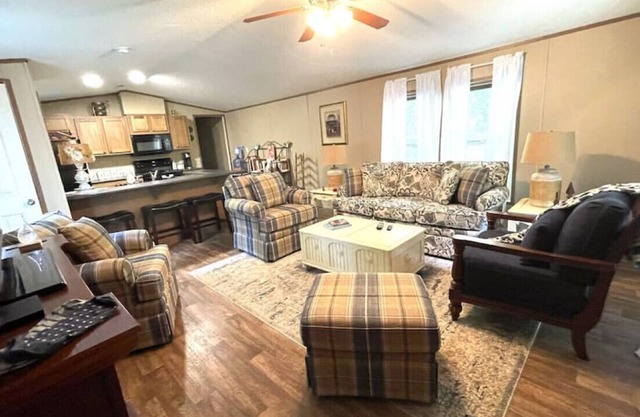 Cozy Home Away from Home | Mins to Lake & Marina