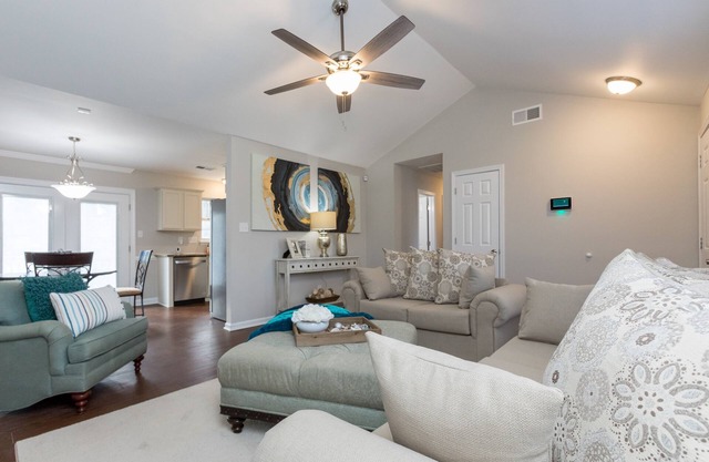 Cozy Home Carolina Minutes from uptown Charlotte and the Whitewater Center!