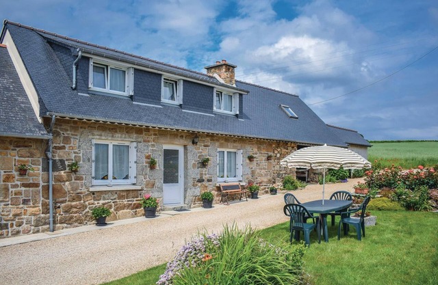 Cozy home in Caouennec-Lanvezeac