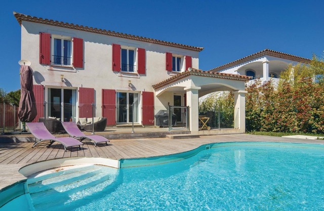 Cozy home in Aigues-Mortes with kitchen