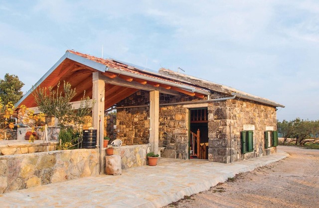 Cozy home in Jezera with house sea view